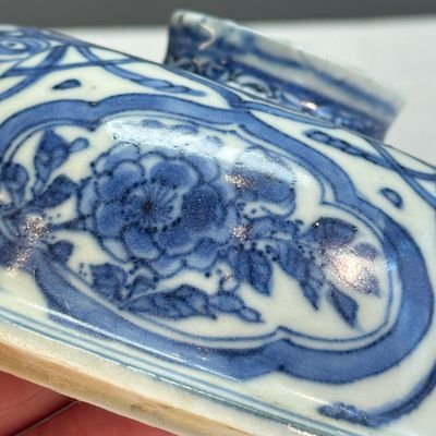 A Chinese blue and white 'Crow' cup or bowl and cover, Hatcher Cargo — photo 33
