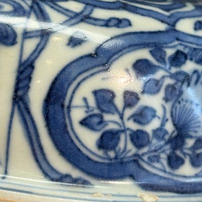 A Chinese blue and white 'Crow' cup or bowl and cover, Hatcher Cargo — photo 34