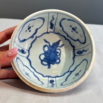 A Chinese blue and white 'Crow' cup or bowl and cover, Hatcher Cargo — photo 35