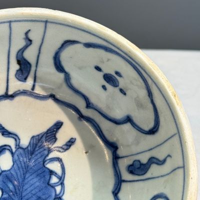 A Chinese blue and white 'Crow' cup or bowl and cover, Hatcher Cargo — photo 38