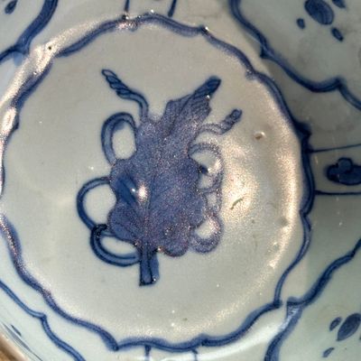 A Chinese blue and white 'Crow' cup or bowl and cover, Hatcher Cargo — photo 40