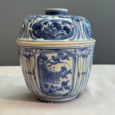 A Chinese blue and white 'Crow' cup or bowl and cover, Hatcher Cargo — photo 6