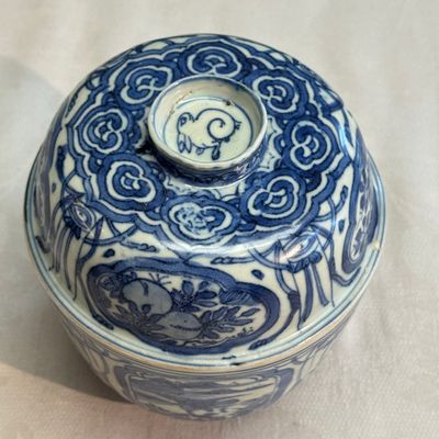 A Chinese blue and white 'Crow' cup or bowl and cover, Hatcher Cargo — photo 9