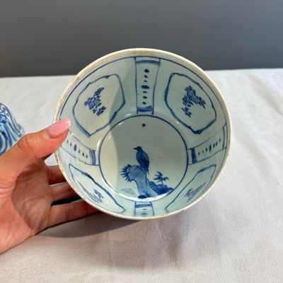 A Chinese blue and white 'Crow' cup or bowl and cover, Hatcher Cargo — photo 10