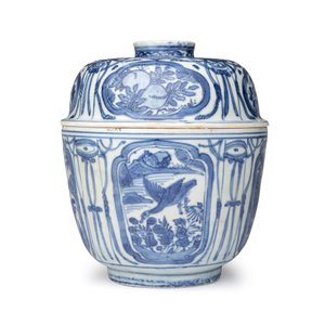 A Chinese blue and white 'Crow' cup or bowl and cover, Hatcher Cargo — photo 3