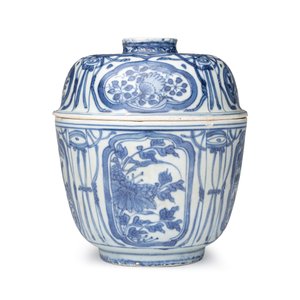 A Chinese blue and white 'Crow' cup or bowl and cover, Hatcher Cargo — photo 4