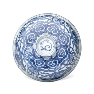 A Chinese blue and white 'Crow' cup or bowl and cover, Hatcher Cargo — photo 7