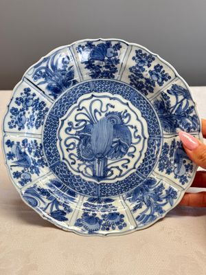 A Chinese blue and white 'Double Gourd' plate — photo 1