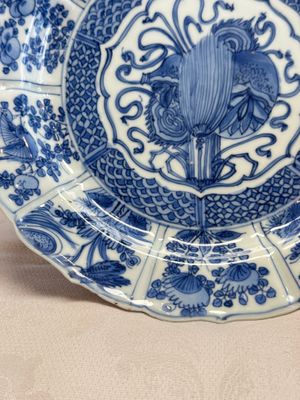 A Chinese blue and white 'Double Gourd' plate — photo 2