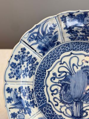 A Chinese blue and white 'Double Gourd' plate — photo 5