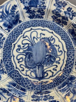 A Chinese blue and white 'Double Gourd' plate — photo 6