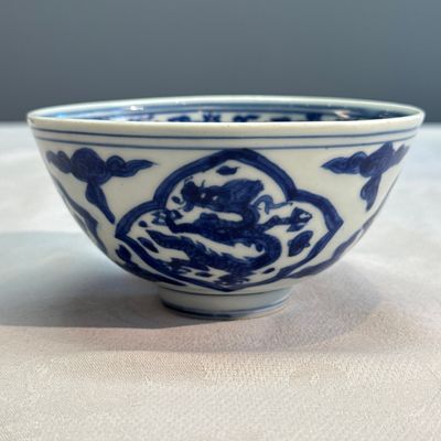 A Chinese blue and white 'Dragon' bowl — photo 3
