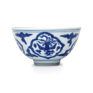 A Chinese blue and white 'Dragon' bowl — photo 2