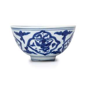 A Chinese blue and white 'Dragon' bowl — photo 4