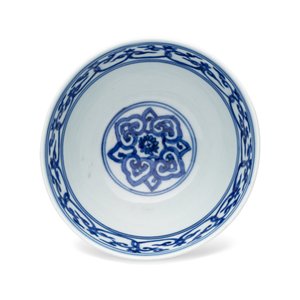 A Chinese blue and white 'Dragon' bowl — photo 5