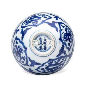 A Chinese blue and white 'Dragon' bowl — photo 6
