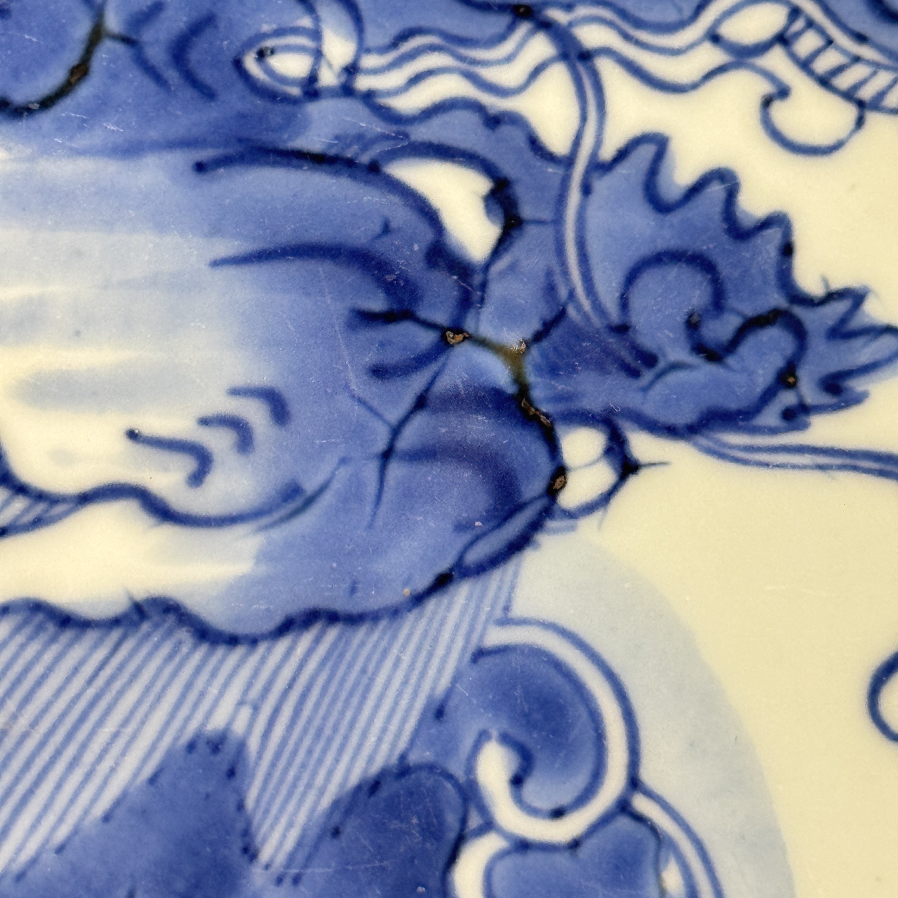 A Chinese blue and white 'Dragon' plate — 照片 25