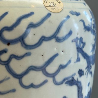 A Chinese blue and white 'Dragons Chasing the Flaming Pearl' meiping vase with original cover — photo 3
