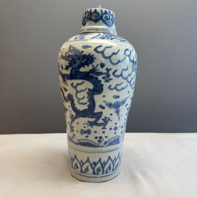 A Chinese blue and white 'Dragons Chasing the Flaming Pearl' meiping vase with original cover — photo 4