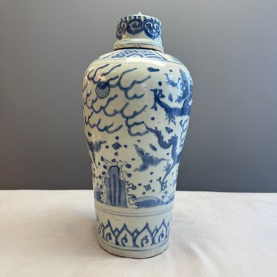 A Chinese blue and white 'Dragons Chasing the Flaming Pearl' meiping vase with original cover — photo 5