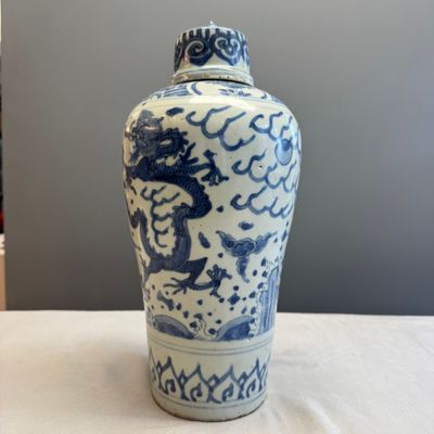 A Chinese blue and white 'Dragons Chasing the Flaming Pearl' meiping vase with original cover — photo 6