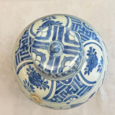 A Chinese blue and white 'Dragons Chasing the Flaming Pearl' meiping vase with original cover — photo 7