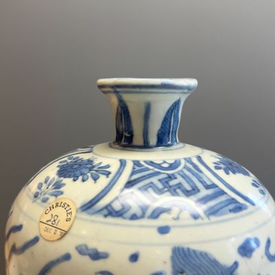 A Chinese blue and white 'Dragons Chasing the Flaming Pearl' meiping vase with original cover — photo 8