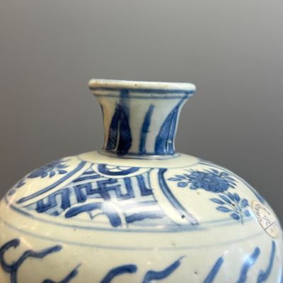 A Chinese blue and white 'Dragons Chasing the Flaming Pearl' meiping vase with original cover — photo 9