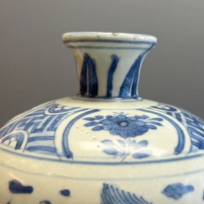 A Chinese blue and white 'Dragons Chasing the Flaming Pearl' meiping vase with original cover — photo 10