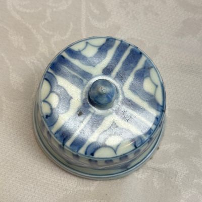 A Chinese blue and white 'Dragons Chasing the Flaming Pearl' meiping vase with original cover — photo 18