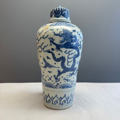 A Chinese blue and white 'Dragons Chasing the Flaming Pearl' meiping vase with original cover — photo 1