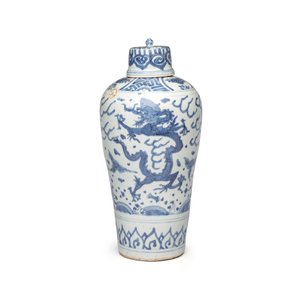 A Chinese blue and white 'Dragons Chasing the Flaming Pearl' meiping vase with original cover — photo 1