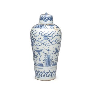 A Chinese blue and white 'Dragons Chasing the Flaming Pearl' meiping vase with original cover — photo 2