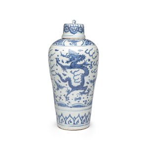 A Chinese blue and white 'Dragons Chasing the Flaming Pearl' meiping vase with original cover — photo 3