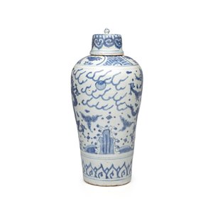 A Chinese blue and white 'Dragons Chasing the Flaming Pearl' meiping vase with original cover — photo 4