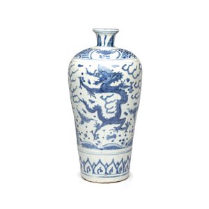 A Chinese blue and white 'Dragons Chasing the Flaming Pearl' meiping vase with original cover — photo 5