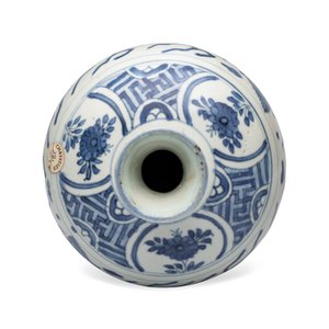 A Chinese blue and white 'Dragons Chasing the Flaming Pearl' meiping vase with original cover — photo 6