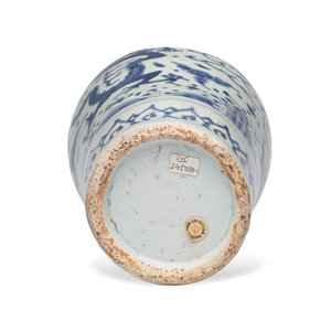 A Chinese blue and white 'Dragons Chasing the Flaming Pearl' meiping vase with original cover — photo 7