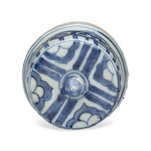 A Chinese blue and white 'Dragons Chasing the Flaming Pearl' meiping vase with original cover — photo 8