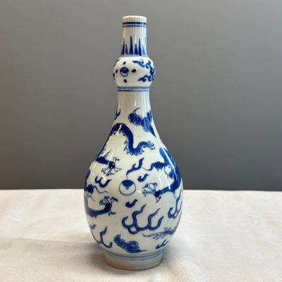 A Chinese blue and white 'Dragons Chasing the Flaming Pearl' vase — 照片 1