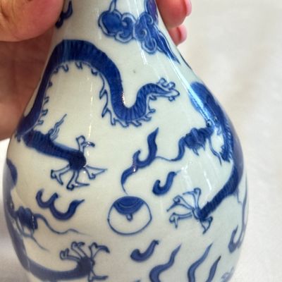 A Chinese blue and white 'Dragons Chasing the Flaming Pearl' vase — 照片 11