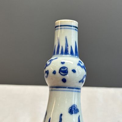 A Chinese blue and white 'Dragons Chasing the Flaming Pearl' vase — 照片 13