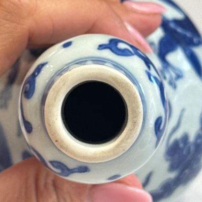 A Chinese blue and white 'Dragons Chasing the Flaming Pearl' vase — 照片 16
