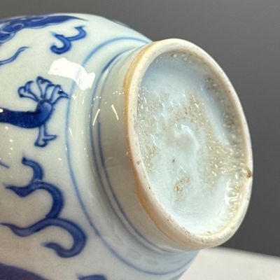 A Chinese blue and white 'Dragons Chasing the Flaming Pearl' vase — 照片 19