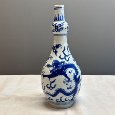 A Chinese blue and white 'Dragons Chasing the Flaming Pearl' vase — 照片 2