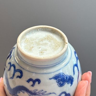 A Chinese blue and white 'Dragons Chasing the Flaming Pearl' vase — 照片 23