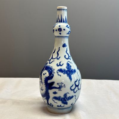 A Chinese blue and white 'Dragons Chasing the Flaming Pearl' vase — 照片 3