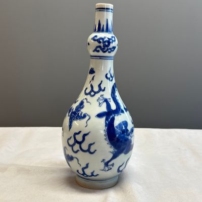 A Chinese blue and white 'Dragons Chasing the Flaming Pearl' vase — 照片 4