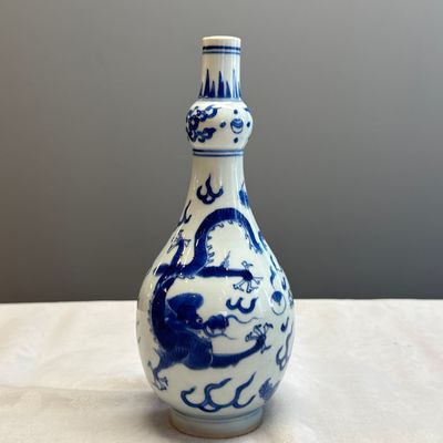 A Chinese blue and white 'Dragons Chasing the Flaming Pearl' vase — 照片 5