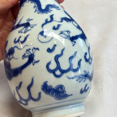 A Chinese blue and white 'Dragons Chasing the Flaming Pearl' vase — 照片 6